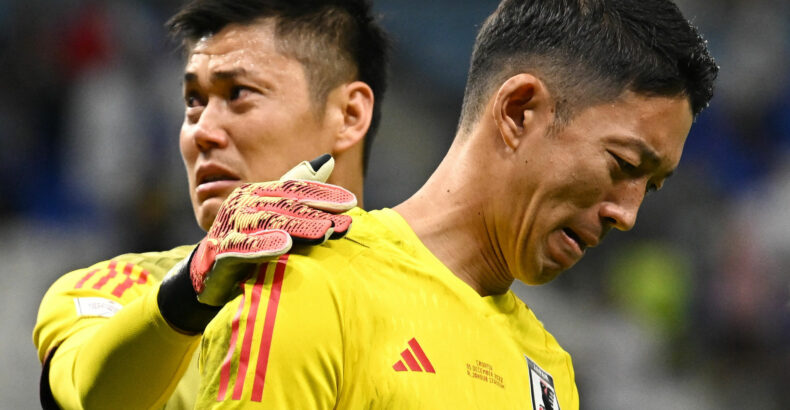 12码没练？日本4球被挡3球 球员当场跪地哭成一团